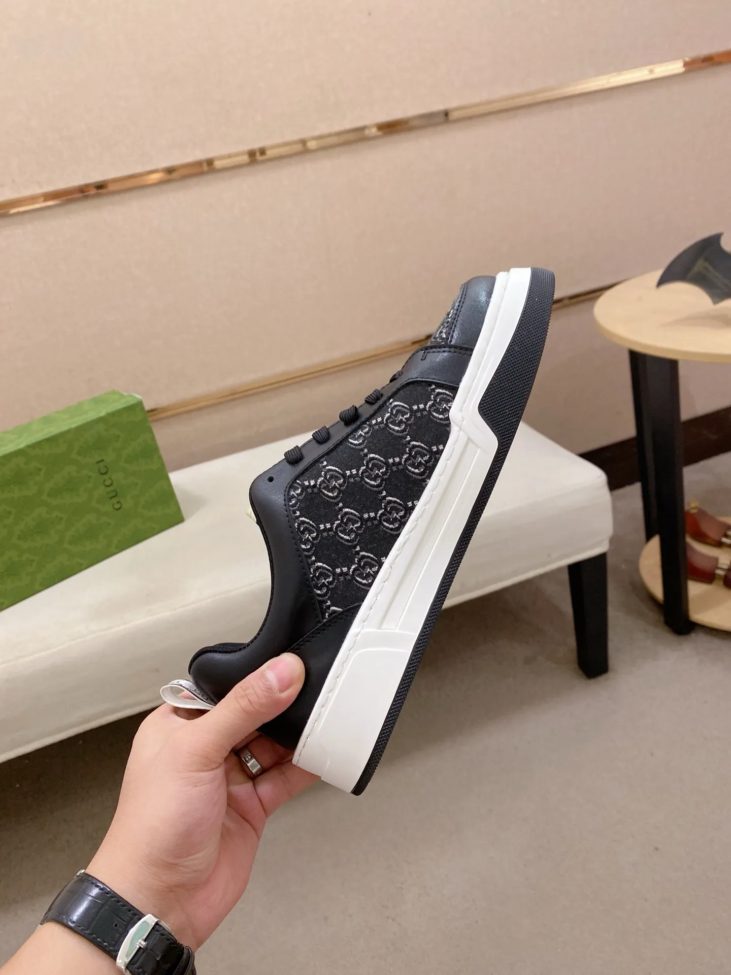 Men's shoes 💰 420 💰 High-quality new GUCCI counters are launched simultaneously. The new men's shoes, 😘fabrics are selected from imported cowhide, and the lining is sheepskin lining. 👍🏿 High-end ☄️ air-cushion molded anti-slip rubber outsole, exquisite lines, simple and elegant, comfortable and high-end for leisure travel. Code number: 38 to 44 (45 can be customized and cannot be returned or exchanged)